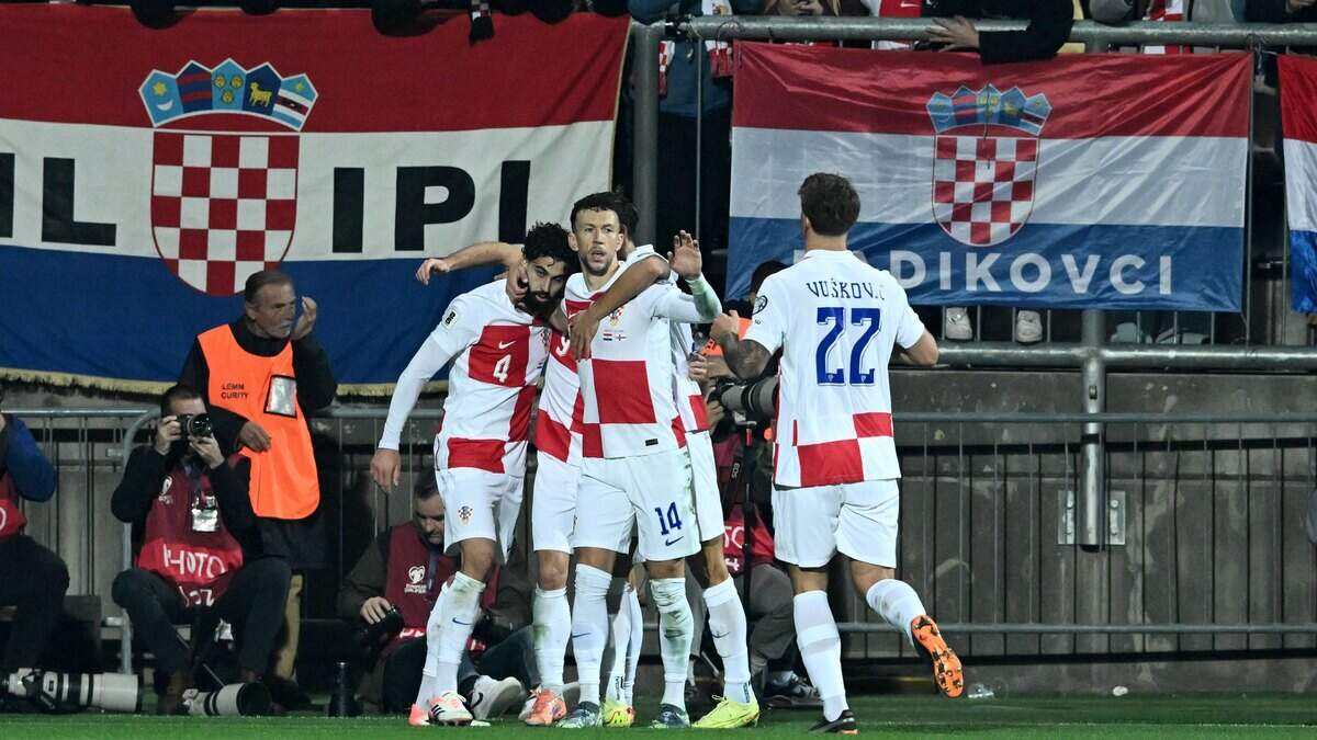 Ivan Perisic juicht met Kroatië om een van de treffers.
