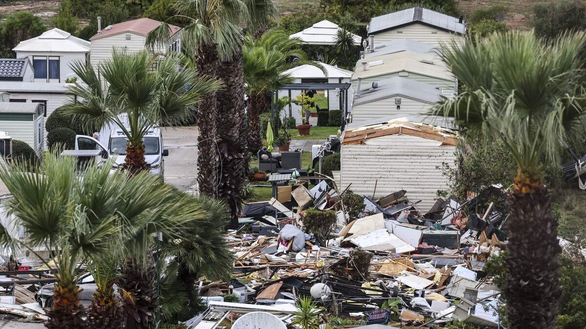 In Albufeira in de Portugese Algarve is minstens één dode gevallen en zijn enkele tientallen mensen gewond geraakt door uiterst slecht weer met rukwinden.