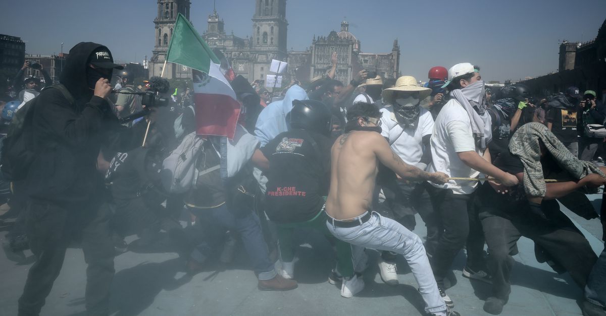 Tientallen politieagenten gewond bij slot ‘Gen-Z’ protestmars in Mexico