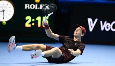 Jannik Sinner stort ter aarde na zijn zege.