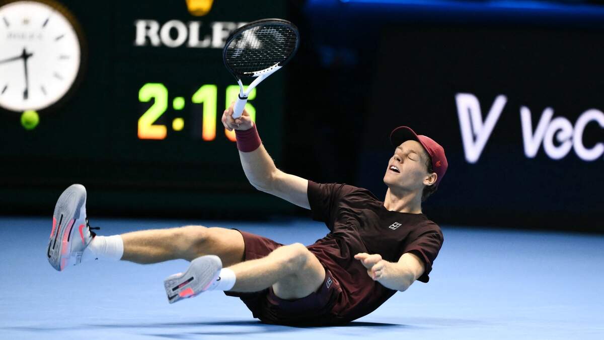 Jannik Sinner stort ter aarde na zijn zege.