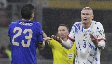 Erling Haaland (R) lijkt zich af te vragen waar Gianluca Mancini (L) mee bezig is.