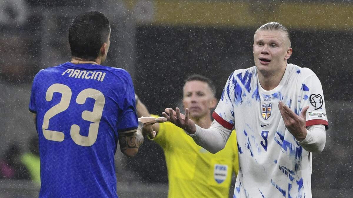 Erling Haaland (R) lijkt zich af te vragen waar Gianluca Mancini (L) mee bezig is.