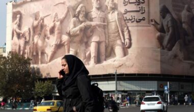 Een strijdlustige muurposter in de Iraanse hoofdstad Teheran. De begeleidende tekst luidt: ’Jullie zullen weer knielen voor Iran.’