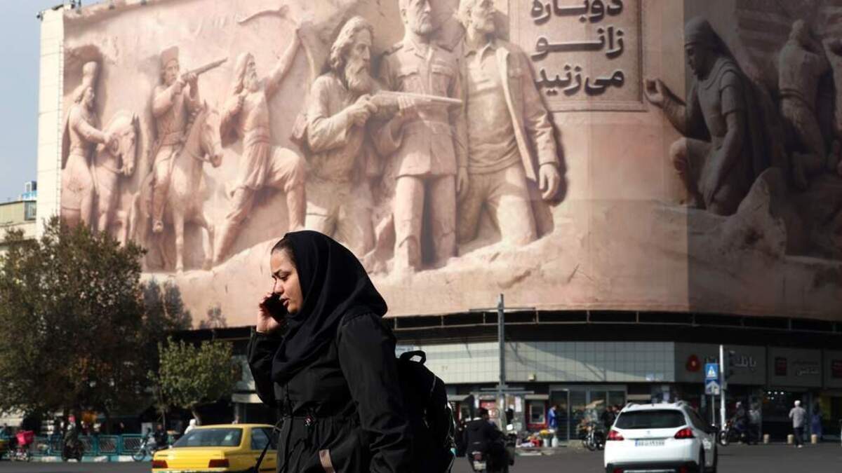 Een strijdlustige muurposter in de Iraanse hoofdstad Teheran. De begeleidende tekst luidt: ’Jullie zullen weer knielen voor Iran.’