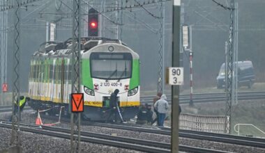 Op een spoorlijn tussen de Poolse steden Lublin en Warschau is gistermorgen rond 07.30 uur een explosie geweest waarbij flinke schade is ontstaan.