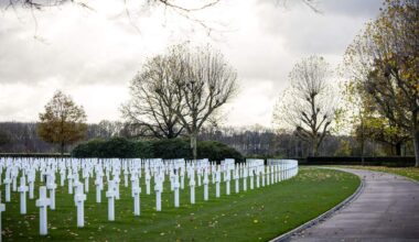 The Wall of the Missing op de Amerikaanse militaire erebegraafplaats in de Zuid-Limburgse plaats Eijsden-Margraten. Op de begraafplaats liggen ruim 8000 graven van Amerikaanse soldaten die sneuvelden in de strijd tegen de bezetter.