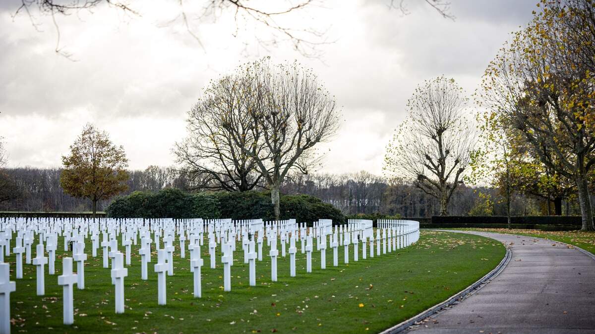 The Wall of the Missing op de Amerikaanse militaire erebegraafplaats in de Zuid-Limburgse plaats Eijsden-Margraten. Op de begraafplaats liggen ruim 8000 graven van Amerikaanse soldaten die sneuvelden in de strijd tegen de bezetter.