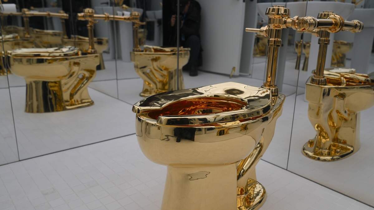 Gouden toiletpot van Maurizio Cattelan geveild voor 12,1 miljoen dollar