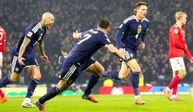 Scott McTominay (nummer 4) zet Schotland tegen Denemarken voor de eerste keer op voorsprong.