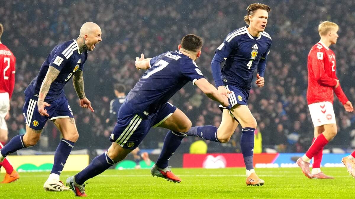 Scott McTominay (nummer 4) zet Schotland tegen Denemarken voor de eerste keer op voorsprong.