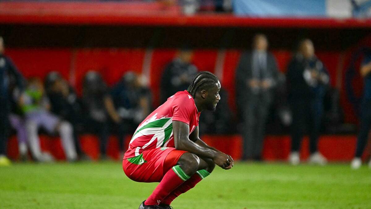 Myenty Abena zit er helemaal doorheen na de 3-1 nederlaag tegen Guatemala, waardoor Suriname naast het rechtstreekse WK-ticket heeft gegrepen.