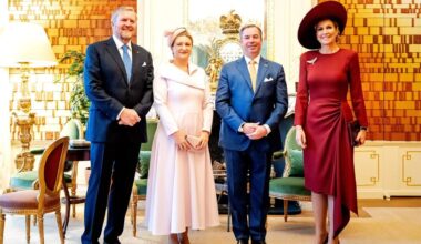 Van links naar rechts: koning Willem-Alexander, groothertogin Stephanie, groothertog Guillaume en koningin Máxima op Paleis Huis ten Bosch in Den Haag.