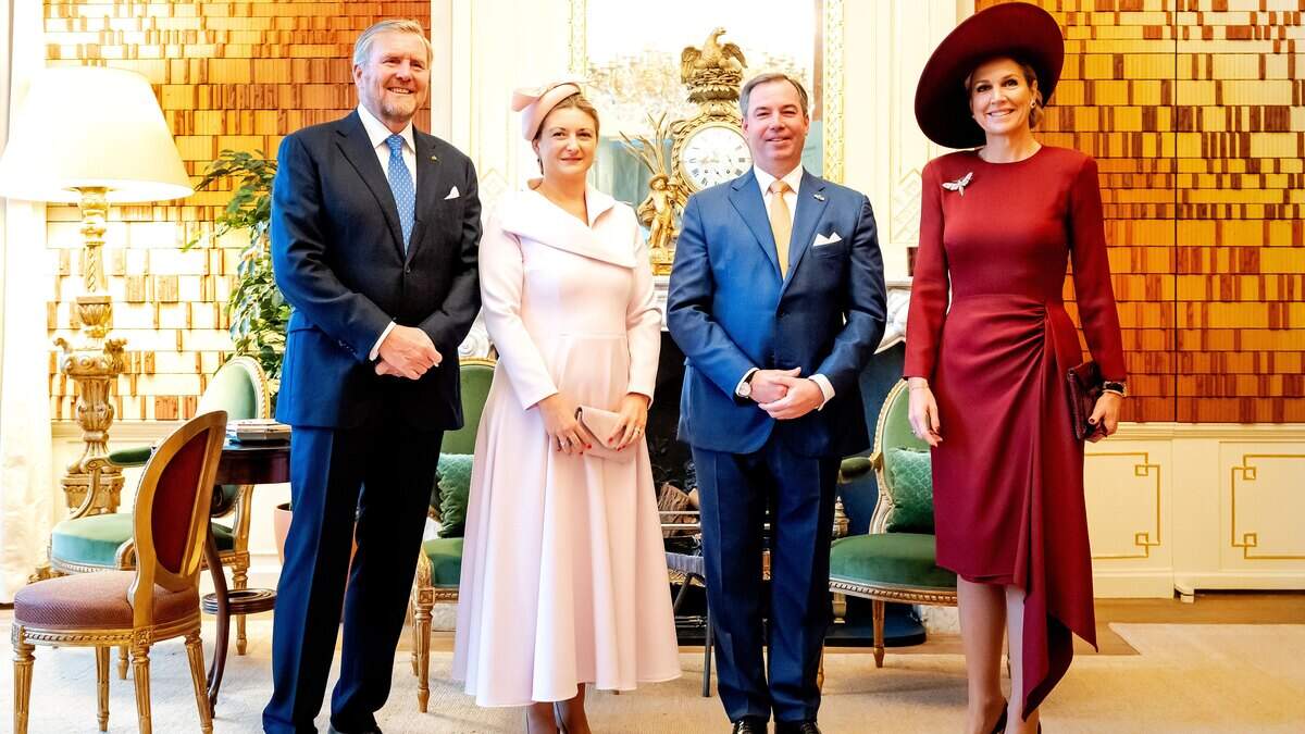 Van links naar rechts: koning Willem-Alexander, groothertogin Stephanie, groothertog Guillaume en koningin Máxima op Paleis Huis ten Bosch in Den Haag.