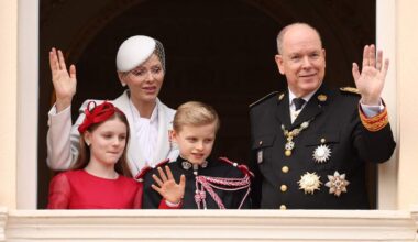 Prins Albert en prinses Charlène met hun tweeling prinses Gabriella Grimaldi en prins Jacques van Monaco op de dag dat Albert twintig jaar op de troon zit van de postzegelstaat.