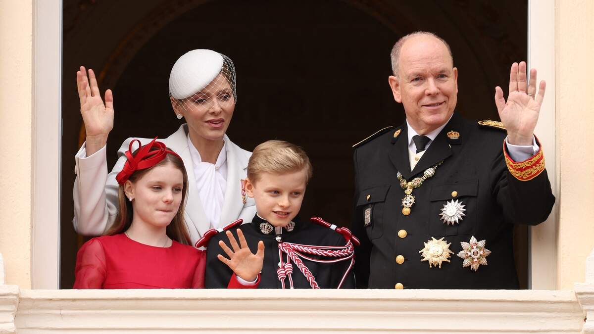 Prins Albert en prinses Charlène met hun tweeling prinses Gabriella Grimaldi en prins Jacques van Monaco op de dag dat Albert twintig jaar op de troon zit van de postzegelstaat.