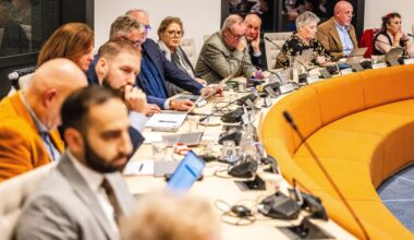 Raadsleden van de Gemeente Moerdijk tijdens een informatiebijeenkomst voor inwoners voorafgaand aan de raadsvergadering.