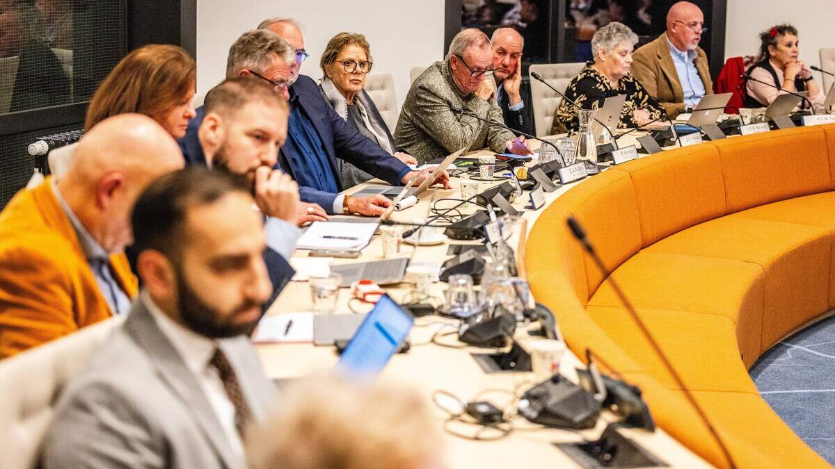 Raadsleden van de Gemeente Moerdijk tijdens een informatiebijeenkomst voor inwoners voorafgaand aan de raadsvergadering.