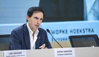 Op de klimaattop kapittelt een felle Eurocommissaris Wopke Hoekstra andere landen over het feit dat ze in zijn ogen te weinig maatregelen nemen om de uitstoot terug te dringen.