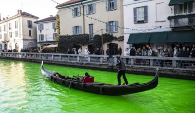 In Venetië varen de gondels door de met groene kleurstof gekleurde kanalen.