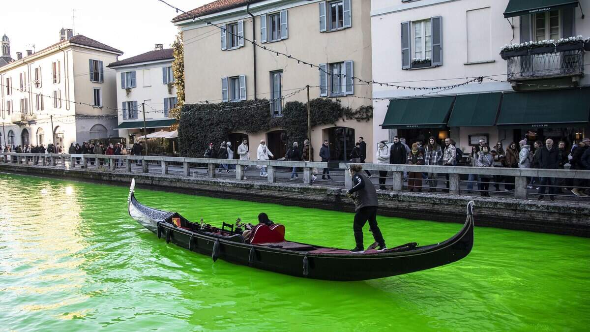 In Venetië varen de gondels door de met groene kleurstof gekleurde kanalen.