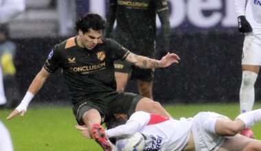 Het is glibberen en glijden geblazen in het BUKO Stadion, het voormalige Sportpark Schoonenberg van Telstar. FC Utrecht-trainer Ron Jans is totaal niet te spreken over schoenkeuze van onder anderen Miguel Rodriguez.