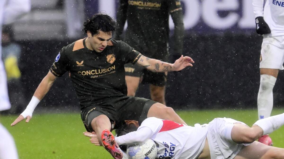 Het is glibberen en glijden geblazen in het BUKO Stadion, het voormalige Sportpark Schoonenberg van Telstar. FC Utrecht-trainer Ron Jans is totaal niet te spreken over schoenkeuze van onder anderen Miguel Rodriguez.