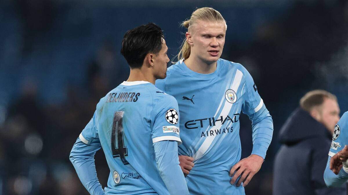 Topoverleg tussen Tijjani Reijnders en Erling Haaland.