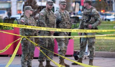 Leden van de Nationale Garde na de schietpartij in Washington waarbij twee van hun collega’s werden getroffen.