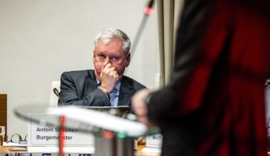 Na bedreiging burgemeester Venlo: 'Stop met schreeuwen, intimideren, bedreigen' - RTL.nl