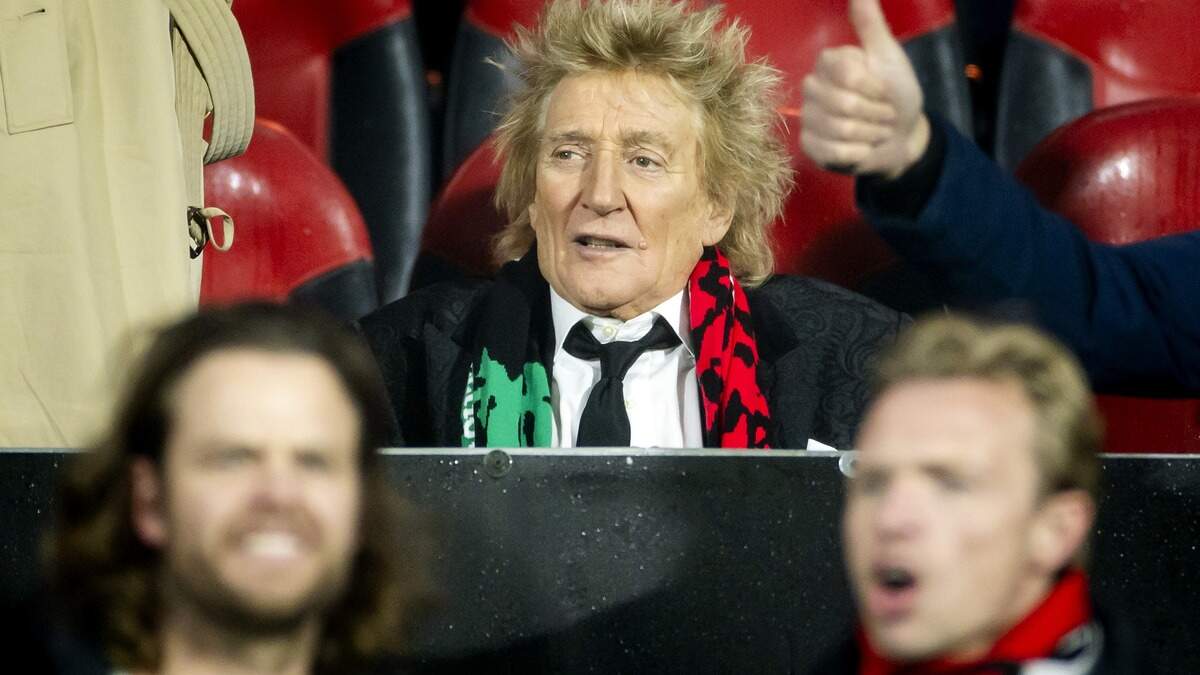 Rocklegende Rod Stewart ziet Celtic met 1-3 winnen van Feyenoord.