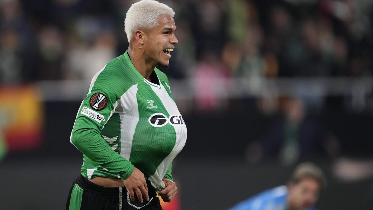 Cucho Hernandez juicht met de bal onder zijn shirt na de 1-0.