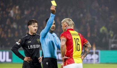 Victor Edvardsen krijgt de gele kaart. Links Angelo Stiller.