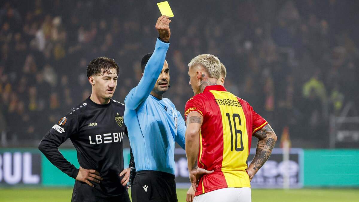 Victor Edvardsen krijgt de gele kaart. Links Angelo Stiller.