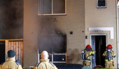 Slachtoffer zwaargewond naar ziekenhuis na explosie bij woning Almere