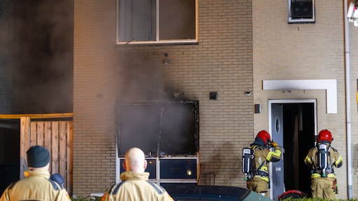Slachtoffer zwaargewond naar ziekenhuis na explosie bij woning Almere