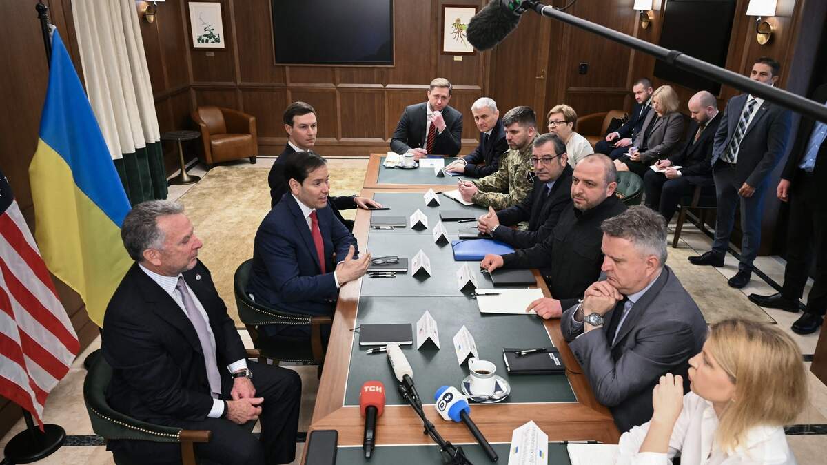 De delegaties van Oekraïne en de Verenigde Staten zitten om tafel.
