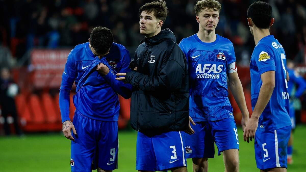 Troy Parrott (l) krijgt troost na zijn pijnlijke misser