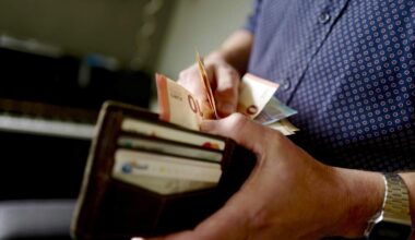 Nederlanders met een modaal inkomen houden volgend jaar iets minder geld over in de portemonnee dan eerdere berekeningen.