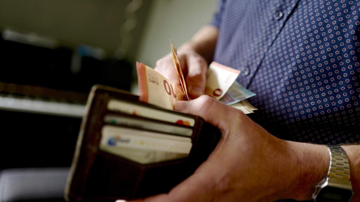 Nederlanders met een modaal inkomen houden volgend jaar iets minder geld over in de portemonnee dan eerdere berekeningen.