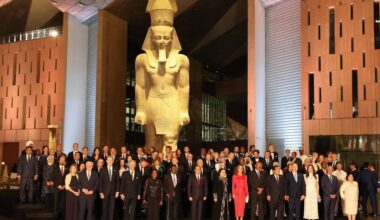 Mary en Filip zien piramiden na opening Egyptisch museum