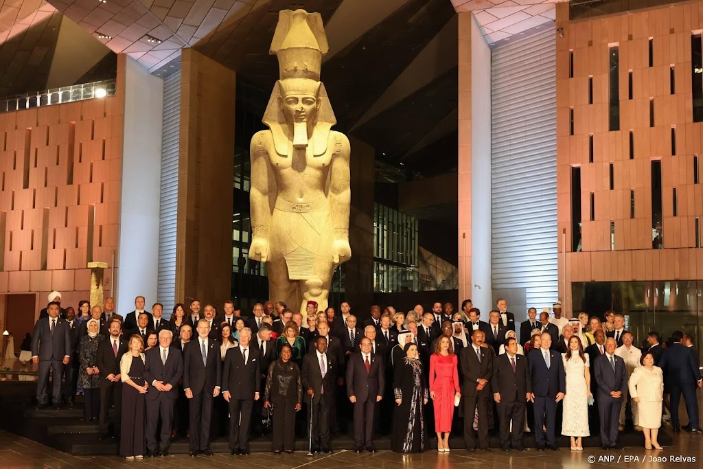Mary en Filip zien piramiden na opening Egyptisch museum