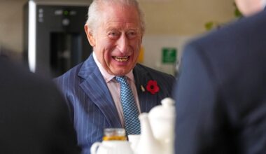 Charles grapt over eigen armbreuken tijdens bezoek aan kliniek