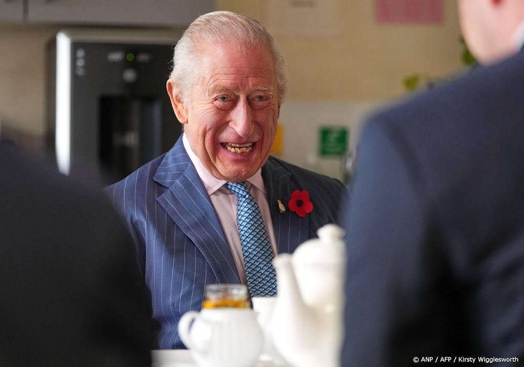 Charles grapt over eigen armbreuken tijdens bezoek aan kliniek