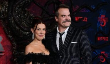 Millie Bobby Brown en David Harbour herenigd op rode loper