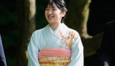 Aiko bidt bij overgrootouders voorafgaand aan eerste reis