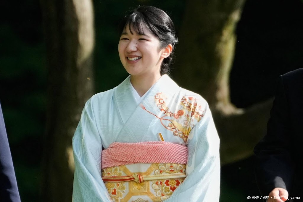 Aiko bidt bij overgrootouders voorafgaand aan eerste reis