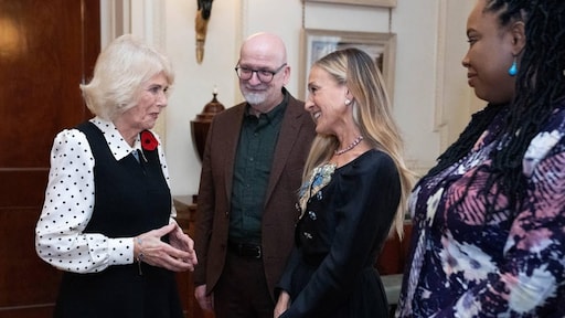 Koningin Camilla ontmoet Sarah Jessica Parker voor literaire prijs