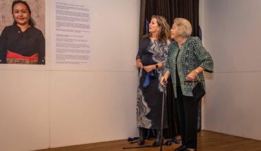 Prinses Beatrix bewondert werk van Sacha de Boer in Rijksmuseum