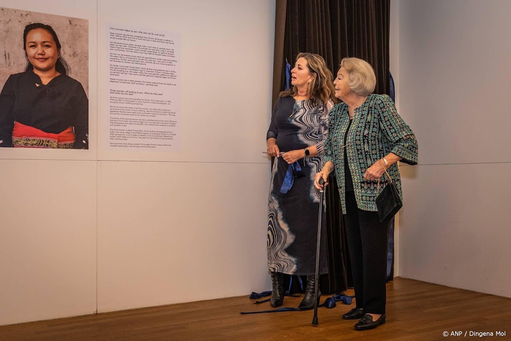 Prinses Beatrix bewondert werk van Sacha de Boer in Rijksmuseum